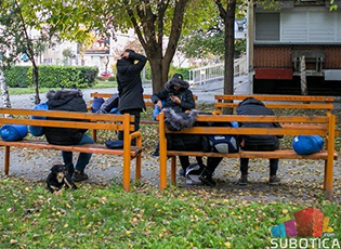 МИГРАНТИ И ДАЉЕ ПРИСТИЖУ НА СЕВЕР СРБИЈЕ, ПОЛИЦИЈА ИХ ПРЕМЕШТА У ПРЕШЕВО, ТАКСИСТИ ИХ ВРАЋАЈУ