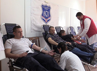 У ПРЕШЕВУ ОРГАНИЗУЈУ АКЦИЈУ ДОБРОВОЉНОГ ДАВАЊА КРВИ У СПОМЕН НА ПОКОЈНОГ НАЧЕЛНИКА ПОЛИЦИЈЕ