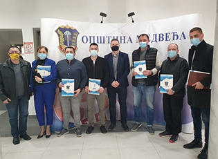 СПОРТИСТИ ИЗ МЕДВЕЂЕ ПОТПИСАЛИ УГОВОРЕ СА ЛОКАЛНОМ САМОУПРАВОМ, ИЗ БУЏЕТА 15 МИЛИОНА ДИНАРА