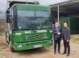 КОМУНАЛАЦ ИЗ ДОНАЦИЈА ДОБИО КАМИОН СМЕЋАР И НОВЕ КАНТЕ ЗА СМЕЋЕ