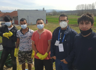 МИГРАНТИ ЧИСТЕ ДИВЉЕ ДЕПОНИЈЕ ОКО ЈУЖНЕ МОРАВЕ КОД БУЈАНОВЦА