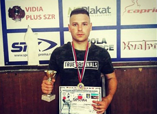 ЗЛАТНА МЕДАЉА НА КУП ТАКМИЧЕЊУ ЗА КАРАТИСТУ ИЗ МЕДВЕЂЕ