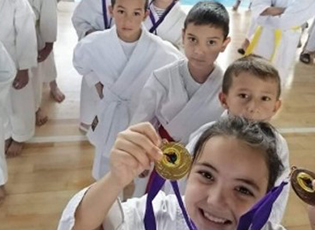 PËR KARATEISTËT E BSK –SË 13 MEDALJE NË LESKOVC