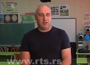 MËSUES GJUSA KËRKON NDIHMË NË MËNYRË QË FËMIJËVE TI LEHTËSOHET MËSIMI