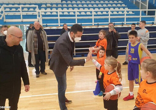 MINISTRI VANJA UDOVIÇIQ NË BUJANOC: PAJISJE PËR SHKOLLAT DHE KLUBET