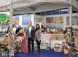 “ATDHEU NË KAVANOZ” – AJVARI DHE ËMBËLSIRAT I SOLLËN ÇMIME MEDVEGJËS