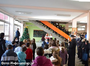 DHURATAT E FESTAVE TË FUNDVITIT I GËZUAN EDHE FËMIJËT E MEDVEGJËS