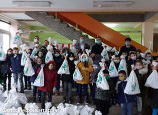 БРАТСТВО ХИЛАНДАРА И КОМПАНИЈА CARGO ОСНОВЦИМА ИЗ МЕДВЕЂЕ УРУЧИЛИ БОЖИЋНЕ ПАКЕТИЋЕ