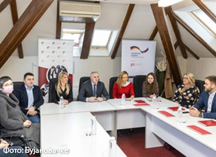 TRAJNIM FALAS PËR KËRKIM PUNE EDHE NË GJUHËN ROME