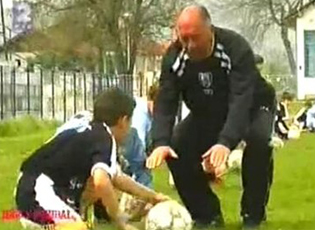 PERA BATINIQ NË MOSHËN 81. VJEQARE TRANSMETON DJEMËVE NJOHURI PËR FUTBOLLIN