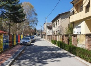 SË SHPEJTI SINJALIZUES DHE “POLICË TË SHTRIRË” NË RRUGËT AFËR ÇERDHËS NË BUJANOC