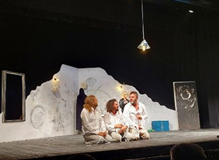 ТРИ УМА НА ЛИЦИТАЦИЈИ