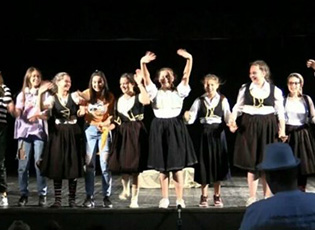 AKTORËT E RINJ NGA LEVOSOJA JANË TË IMPRESINUAR ME PUBLIKUN NË LOZNICË