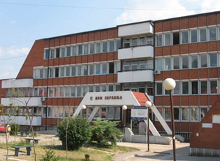 АНГАЖОВАЊЕМ ПОСЕБНЕ РАДНЕ ГРУПЕ ЗАПОСЛЕНЕ ДВЕ АЛБАНКЕ У ЗДРАВСТВЕНОМ ЦЕНТРУ ВРАЊЕ