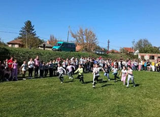 NXËNËSIT NË LEVOSOJ VRAPUAN PËR MIQTË E TYRE