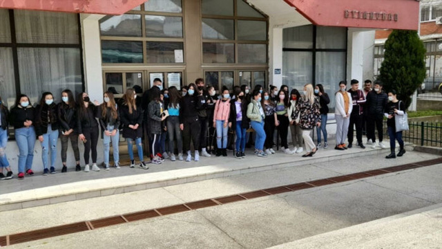 FILLON PARAQITJA E NXËNËSVE TË SHKOLLAVE TË MESME PËR HARXHIMET E TRANSPORTIT