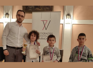 HARMONIKISTË E RINJË SHKËLQYEN NË BEOGRAD