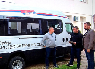 KOMUNA E MEDVEGJË MINIBUS NGA MINISTRIA PËR KUJDESIN E FSHATIT