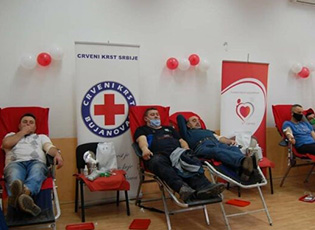 ЦРВЕНИ КРСТ И ПОЛИЦИЈА ОРГАНИЗУЈУ АКЦИЈУ ДОБРОВОЉНОГ ДАВАЊА КРВИ