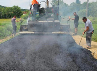 АСФАЛТИРАЊЕ ПУТЕВА У ДОБРОСИНУ