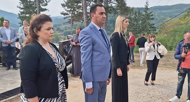 НЕНАД МИТРОВИЋ У МЕДВЕЂИ ОДАО ПОЧАСТ И ПОЛОЖИО ВЕНАЦ НА СПОМЕНИК СРПСКИМ ЈУНАЦИМА