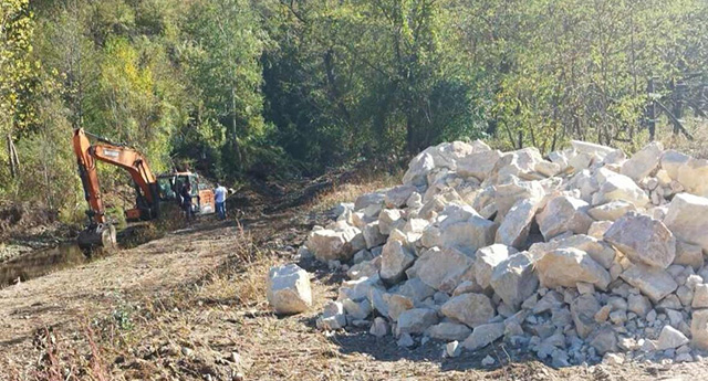У СЕЛУ МАЋЕДОНЦЕ ПОЧЕЛИ РАДОВИ НА УРЕЂЕЊУ КОРИТА РЕКЕ ЈАБЛАНИЦА И ЗАШТИТИ ЕНЕРГЕТСКЕ И ПУТНЕ ИНФРАСТРУКТУРЕ