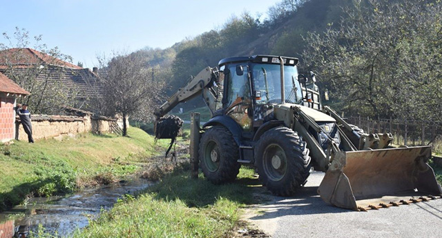 ВОЈСКА ЧИСТИ КОРИТО СЛАТИНЕ У ОСЛАРУ И ЛЕВОСОЈУ