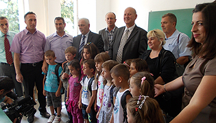 NXËNËSIT E KLASËVE TË PARA KANË PËRFITUAR MJETE SHKOLLORE NGA TRUPI KOORDINUES