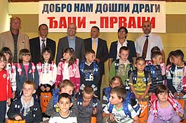 ПРЕДСЕДНИК КOOРДИНАЦИОНОГ ТЕЛА УРУЧИО ЈЕ ЂАЦИМА ПРВАЦИМА БЕСПЛАТАН ШКОЛСКИ ПРИБОР