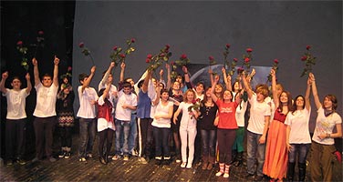 ПОЗОРИШНА ПРЕДСТАВА КОЈА РУШИ ЕТНИЧКЕ БАРИЈЕРЕ