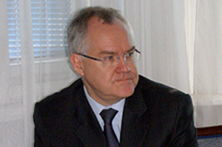 AMBASADORI I FINLANDËS FTONË SHQIPTARËT NË ZGJEDHJE