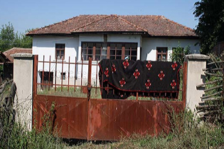 “BLEJMË SHTËPITË E BRAKTISURA”