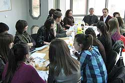 Deputeti popullorë Riza Halimi me maturantët për formimin e Këshillit Nacional të Shqipëtarëve