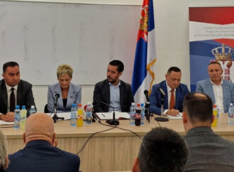 МИНИСТАР ТОМИСЛАВ МОМИРОВИЋ СА ПРИВРЕДНИЦИМА У БУЈАНОВЦУ