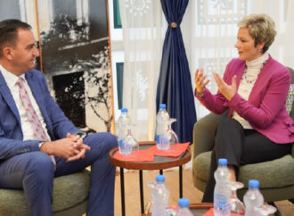 Састанак в.д. директора Службе Координационог тела Владе Републике Србије за општине Прешево, Бујановац и Медвеђа Ненада Митровића са председницом општине Прешево Ардитом Синани