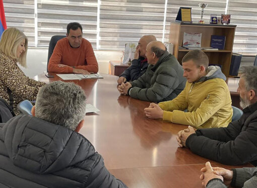 НЕНАД МИТРОВИЋ, В.Д. ДИРЕКТОРА СЛУЖБЕ КООРДИНАЦИОНОГ ТЕЛА ВЛАДЕ РЕПУБЛИКЕ СРБИЈЕ ЗА ОПШТИНЕ ПРЕШЕВО, БУЈАНОВАЦ И МЕДВЕЂА, РАЗГОВАРАО СА ГРАЂАНИМА О АКТУЕЛНИМ ПРОБЛЕМИМА