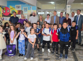 Служба Координационог тела обезбедила бесплатне ђачке торбе и школски прибор за све прваке у Прешеву, Бујановцу и Медвеђи