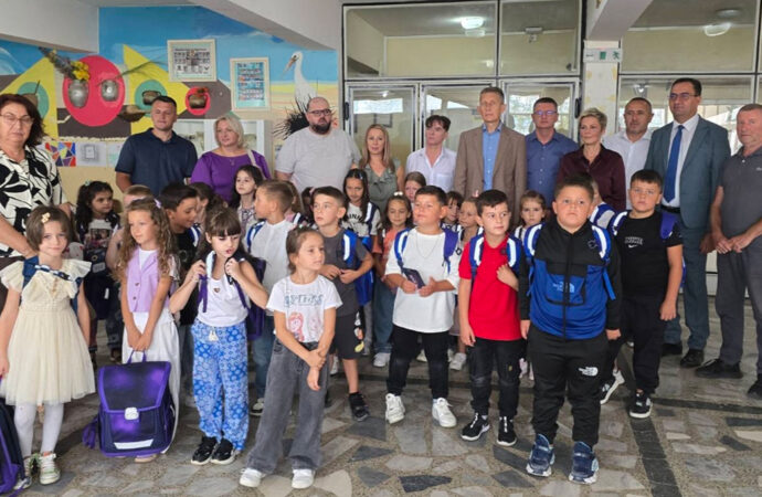 Служба Координационог тела обезбедила бесплатне ђачке торбе и школски прибор за све прваке у Прешеву, Бујановцу и Медвеђи