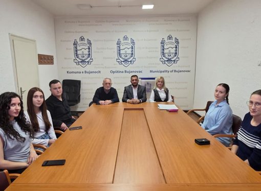 PËRFAQËSUES I SHËRBIMIT TË TRUPIT KOORDINUES MORA PJESË NË NDARJEN E BURSAVE PËR STUDENTË NË KOMUNËN BUJANOC