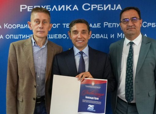 ALEKSANDAR VULINIT I ËSHTË DORËZUAR MIRËNJOHJE NGA TRUPI KOORDINUES I QEVERISË SË SERBISË PËR KOMUNAT PRESHEVË, MEDVEGJË DHE BUJANOC