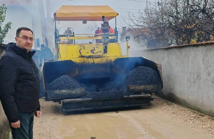 НЕНАД МИТРОВИЋ ОБИШАО РАДОВЕ НА АСФАЛТИРАЊУ БЕОГРАДСКЕ УЛИЦЕ У ЦЕНТРУ БУЈАНОВЦА
