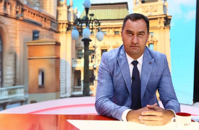 НОВОГОДИШЊА И БОЖИЋНА ЧЕСТИТКА НЕНАДА МИТРОВИЋА