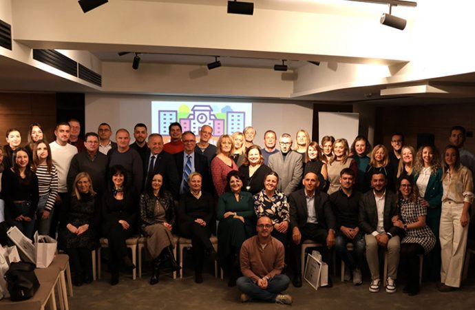 SHËNOHET PËRFUNDIMI I PROJEKTIT “QYTETI YNË, SHKOLLAT TONA” – NËNTË VITE PËRMIRËSIM TË ARSIMIT INTERKULTUROR