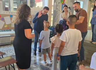 NXËNËSVE TË KLASËS SË PARË NË MEDVEGJË U JANË DORËZUAR ÇANTA DHE MJETE SHKOLLORE FALAS