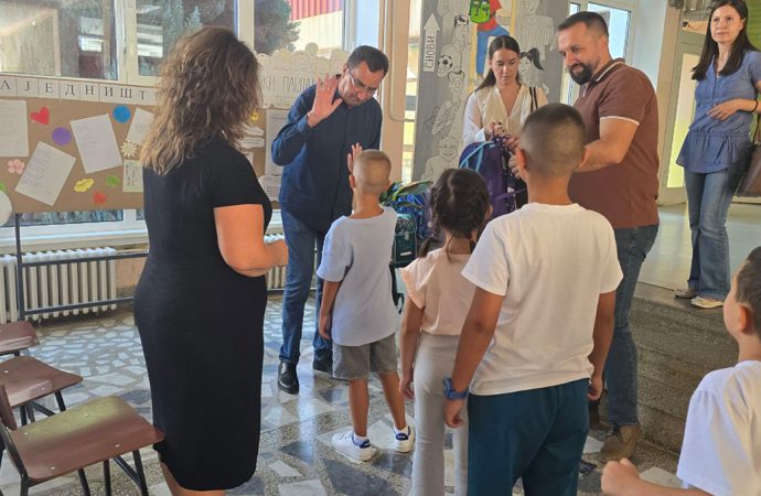 NXËNËSVE TË KLASËS SË PARË NË MEDVEGJË U JANË DORËZUAR ÇANTA DHE MJETE SHKOLLORE FALAS