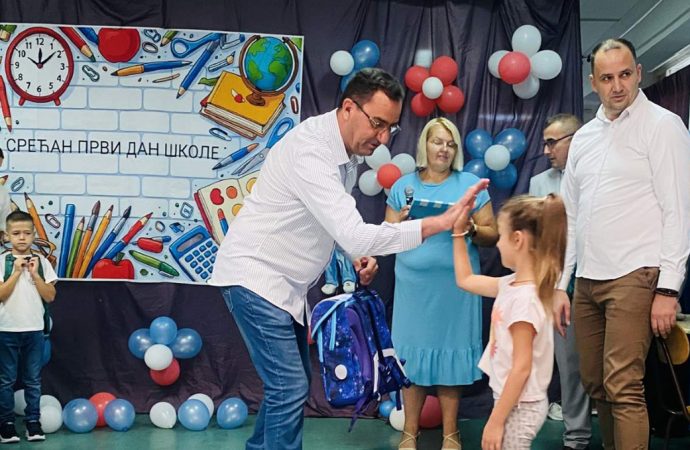 ÇANTA DHE PAJISJE SHKOLLORE FALAS PËR TË GJITHË NXËNËSIT E KLASËS SË PARË NË PRESHEVË, BUJANOC DHE MEDVEGJË
